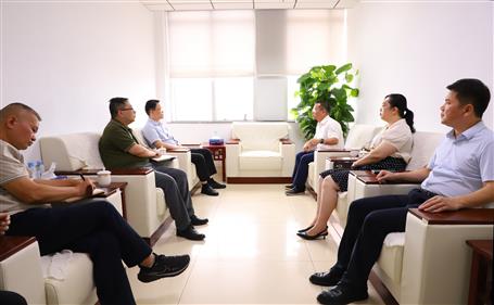 覃振華與柳北區委書記、區長石中華舉行工作會談