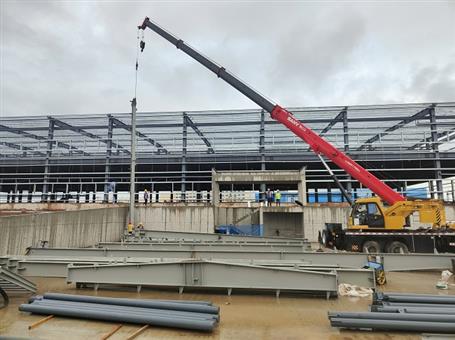 【奮戰三季度 打贏攻堅戰】冶建第四分公司內蒙古項目2#冷庫鋼結構首吊成功！